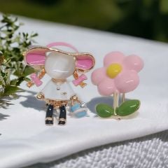 Sedef Kaplama '' Pembe Başlıklı Kız '' Figürlü Broş
